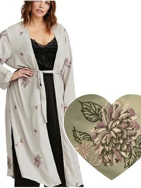 Torrid Floral Embroidered Light Gray Kimono Robe